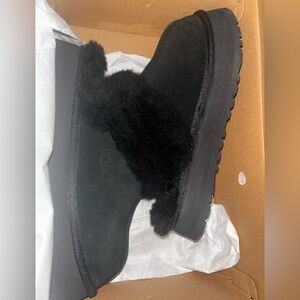 UGG Disiquette size 9 women’s slippers platform